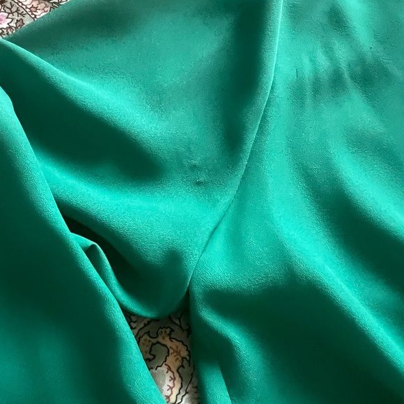 Flowy button down blouse with bottom tie! - Picture 4 of 6